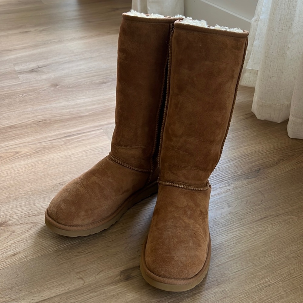 Women’s classic tall Uggs size 9